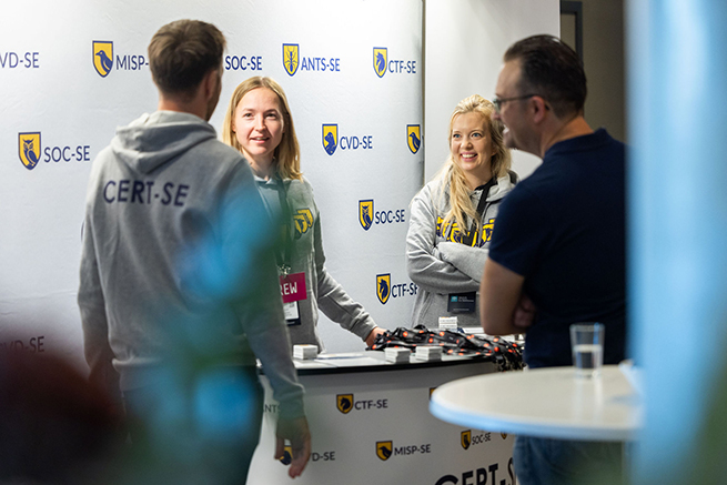 Fyra personer i en utställarmonter