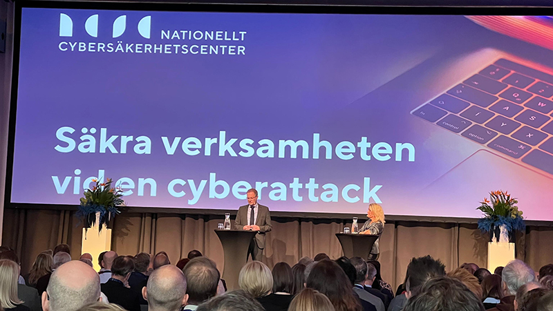 Två talare på scen
