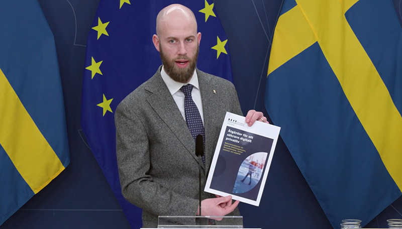 Carl-Oskar Bohlin h&aring;ller papper