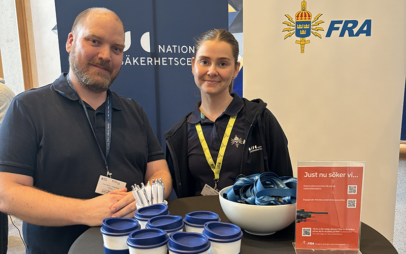 Man och kvinna i mässmonter