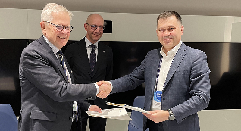 Två män skakar hand