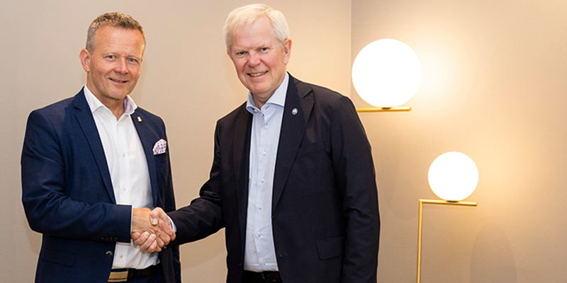 Två män skakar hand