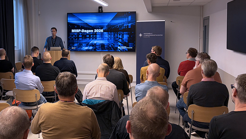 Talare framför en grupp människor